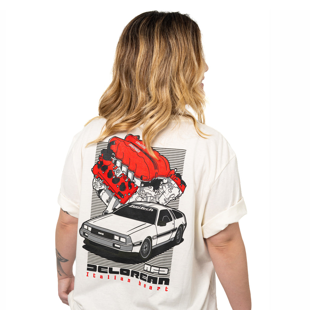 Camiseta New Delorean FT — modelo feminina de costas mostrando a estampa