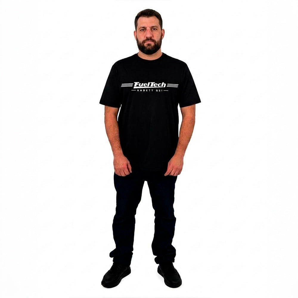 Camiseta Kadett GSI FT - modelo masculino corpo inteiro, frente